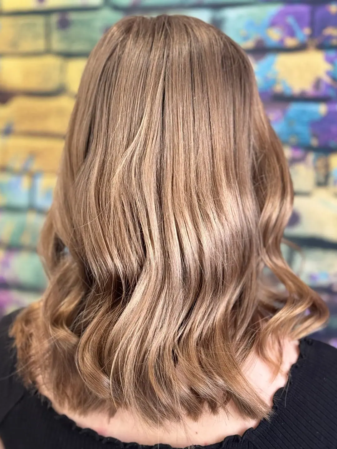 Balayage a voľné vlny pred farebnou stenou