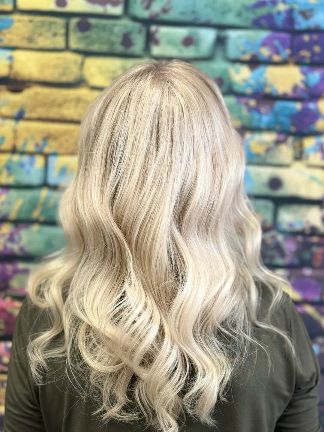 Platinové blond vlasy s vlnami