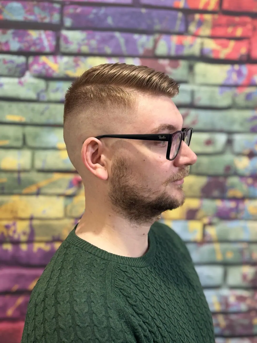 Pánsky krátky strih, muž s okuliarmi
