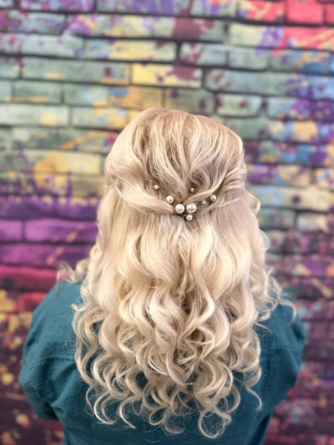 Blond spoločenský účes, polovičný výčes