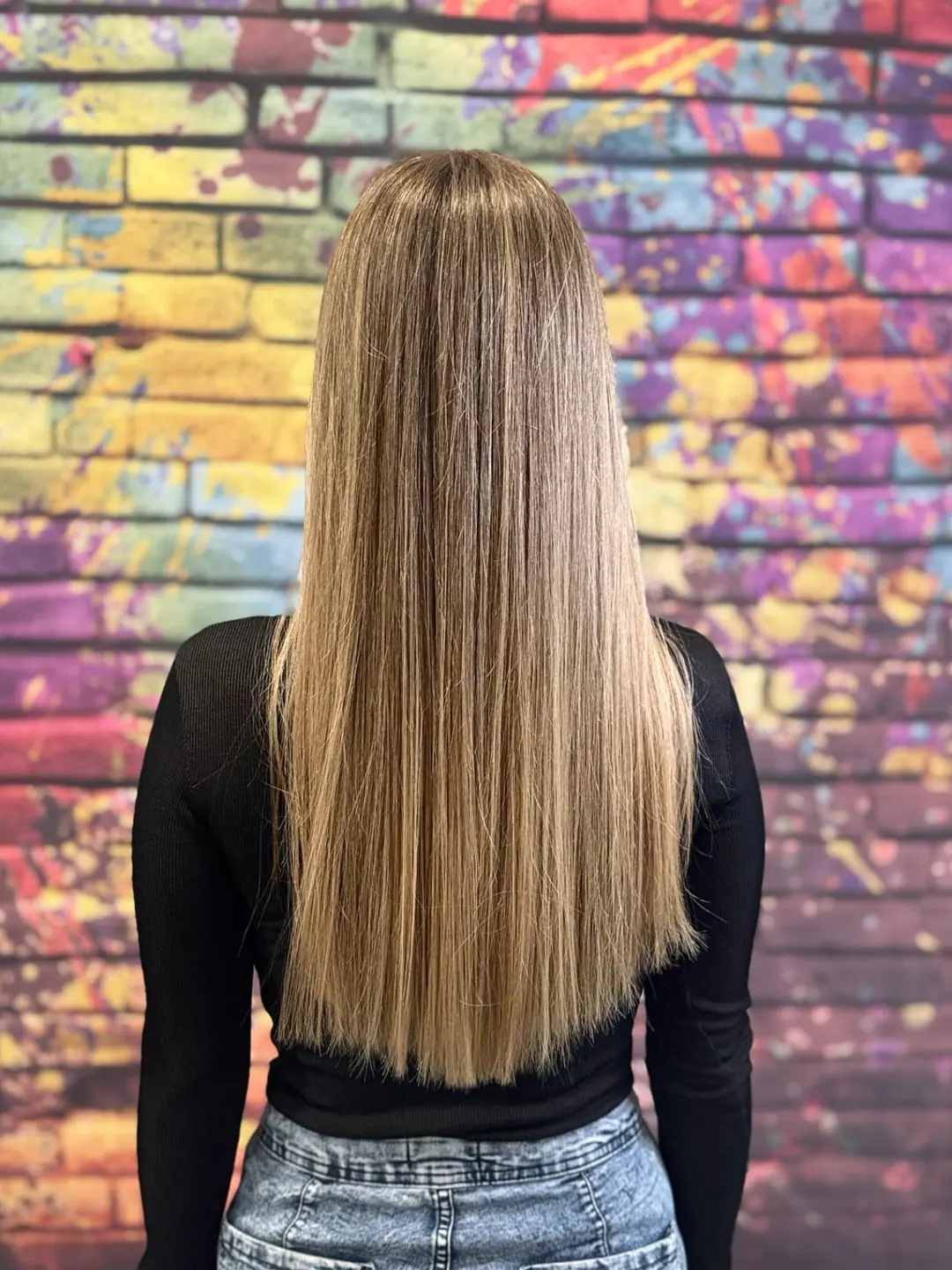 Dlhé rovné vlasy s blond melírom