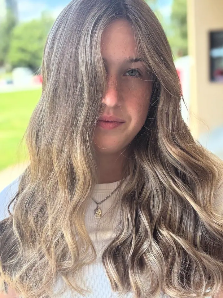 Popolavý blond balayage