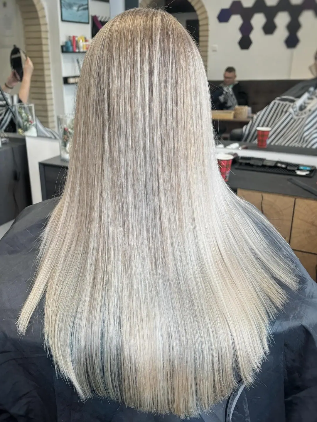 Platinové blond, rovné vlasy