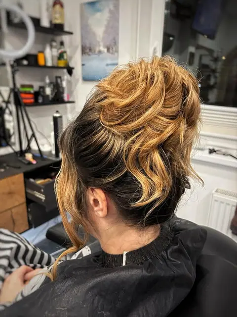 Blond spoločenský drdol