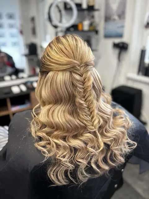 Blond polovičný výčes s kučerami