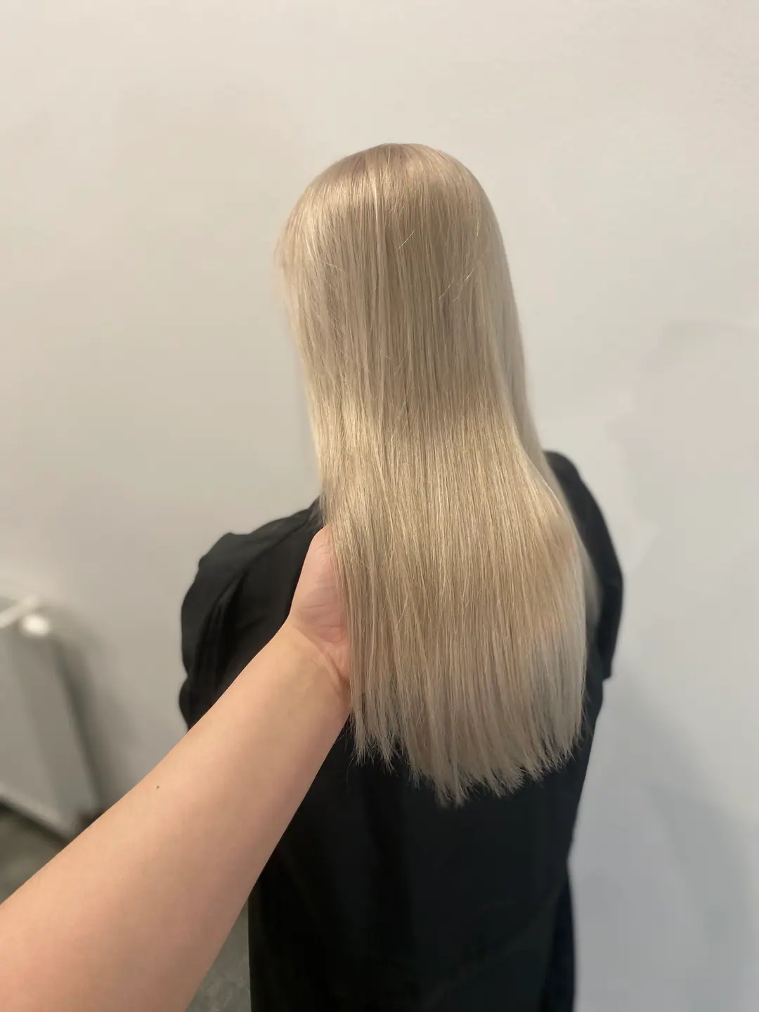 Dlhé blond vlasy, pohľad zozadu