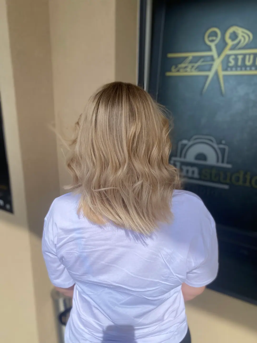 Blond vlasy po strihu, pohľad zozadu