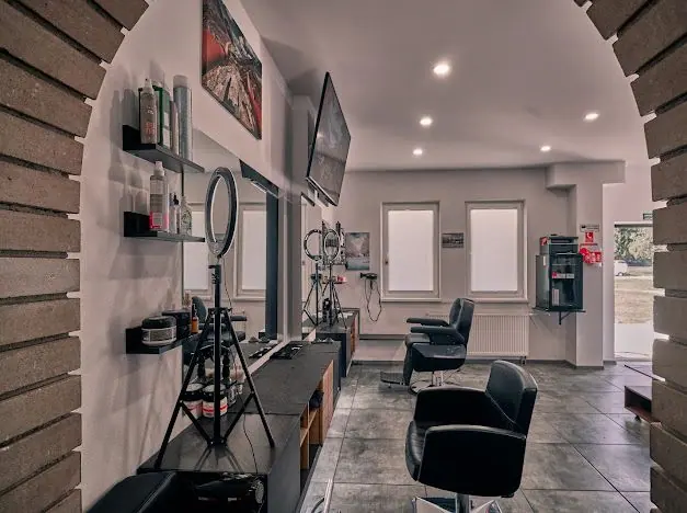 Vstup do salóna cez tehlový oblúk