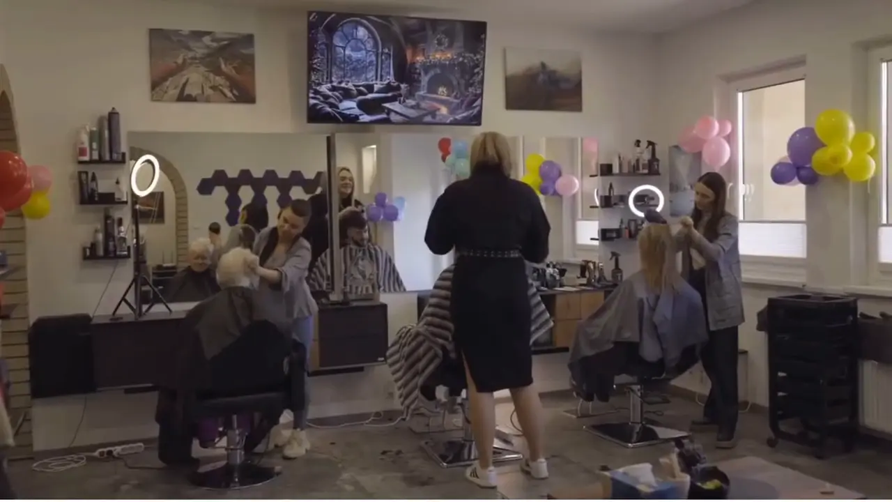 Kaderníčky pri práci v salóne Art Studio